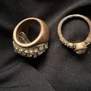 2 Stone rings.